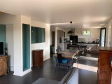Zoom sur un plafond acoustique dans une pièce avec forte résonance